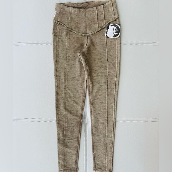 New with tags! FREE PEOPLE MOVEMENT Hybrid Legging in ARMY Size XS - Picture 4 of 16